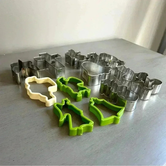 VTG Holiday Cookie Cutters 11 Metal Plastic Christmas Santa Snowman Angel - Picture 2 of 10